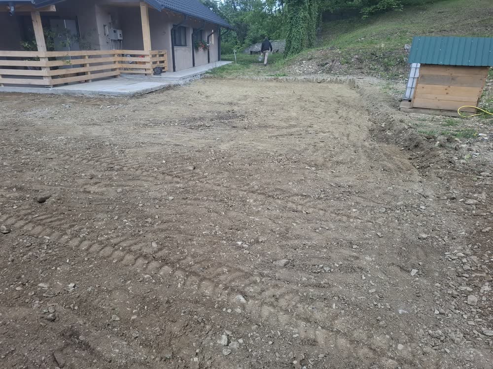 Terenul adus la nivel până la terasa casei.
