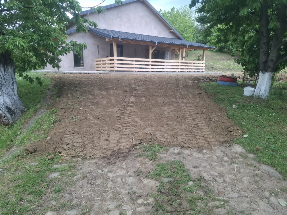 Accesul până la casă, nivelat și curățat.