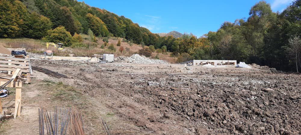 Platformă mare, nivelată pe un șantier de construcție.